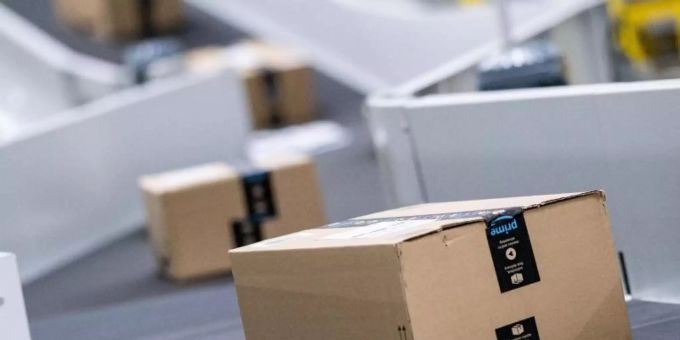 Amazon-Pakete laufen in einem Sortierzentrum über die Bänder. (Symbolbild) Foto: Peter Steffen Amazon-Pakete