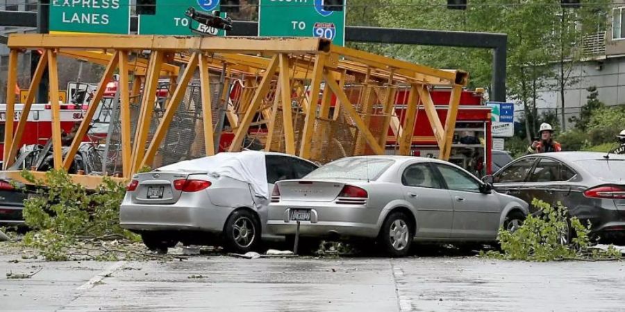 Der Kran fiel vom Dach eines etwa sechsgeschössigen Gebäudes in den laufenden Verkehr und zerquetschte fünf Autos. Foto: Greg Gilbert/The Seattle Times