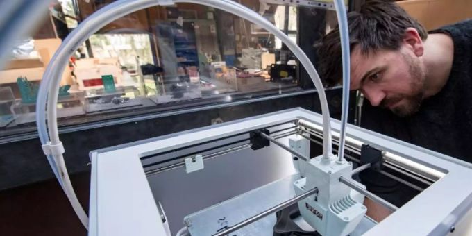 Dieser 3D-Drucker-Prototyp in Halle wird zur Herstellung on Corona-Masken eingesetzt. (Symbolbild) 3D-Drucker