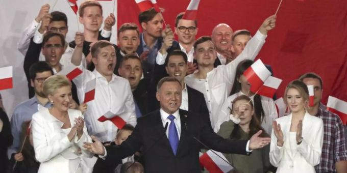 Andrzej Duda spricht zu Unterstützern. Foto: Czarek Sokolowski/AP/dpa Andrzej Duda spricht zu Unterstützern. Foto: Czarek Sokolowski/AP/dpa
