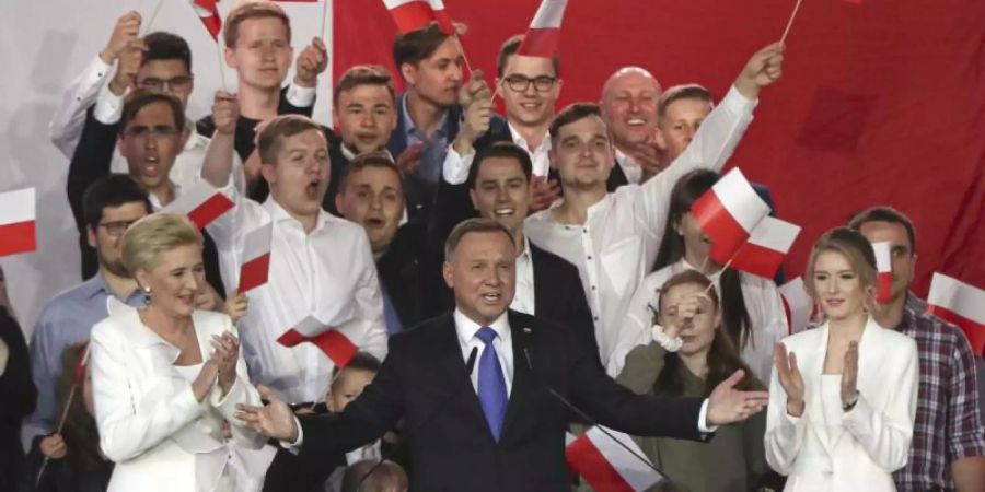 Andrzej Duda spricht zu Unterstützern. Foto: Czarek Sokolowski/AP/dpa