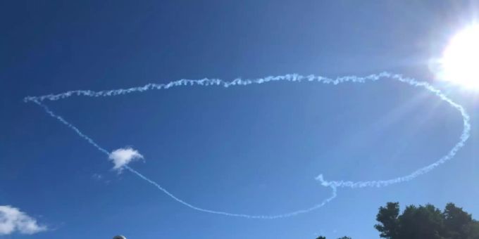 Flugzeuge malen ein Herz an den Himmel Flugzeuge malen ein Herz an den Himmel