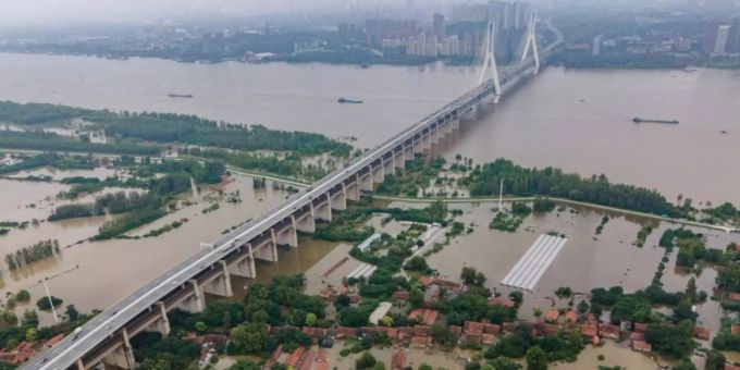 Luftaufnahme der überfluteten Insel Tianxingzhou bei Wuhan. Wuhan
