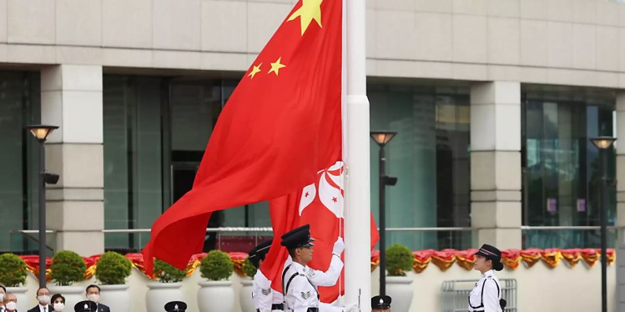 China begeht den 23. Jahrestag der Rückgabe Hongkongs an China mit einer Zeremonie am Hongkonger Hafen.