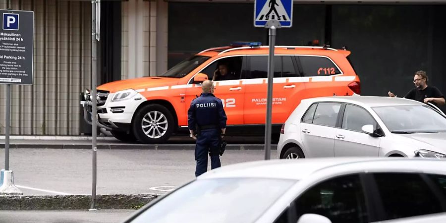 Einsatzkräfte der Polizei und der Feuerwehr stehen vor dem Staatstheater von Helsinki. Im Staatstheater von Helsinki ist es zu einer Explosion gekommen. Foto: Emmi Korhonen/Lehtikuva/dpa