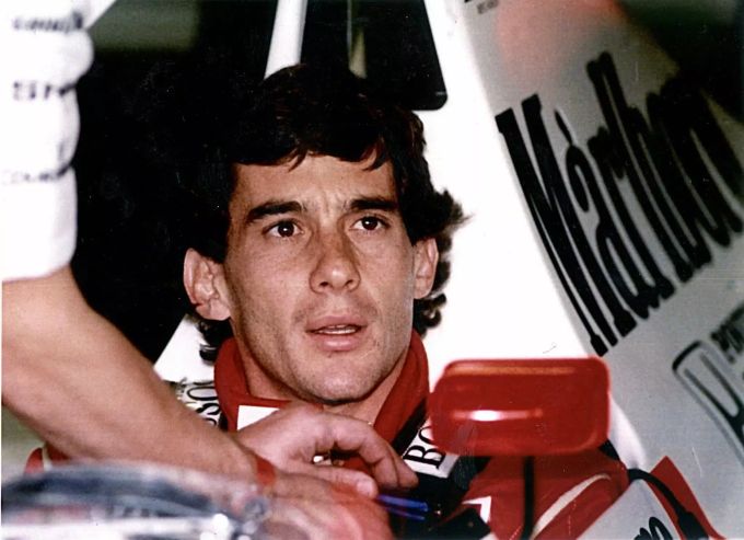 Ayrton Senna war vom Tod von Roland Ratzenberger tief betroffen. Ayrton Senna Roland Ratzenberger