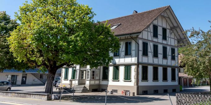 Primarschulhaus Kiesen an der Bahnhofstrasse 14. Primarschulhaus Kiesen an der Bahnhofstrasse 14.