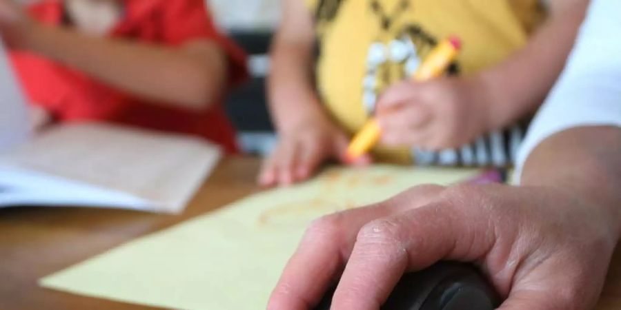 Muss ein Elternteil wegen der Kinderbetreuung zu Hause bleiben, fehlen Arbeitgebern rund elf Prozent der Erwerbstätigen. Das ist das Ergebnis einer Studie. Foto: Karl-Josef Hildenbrand/dpa