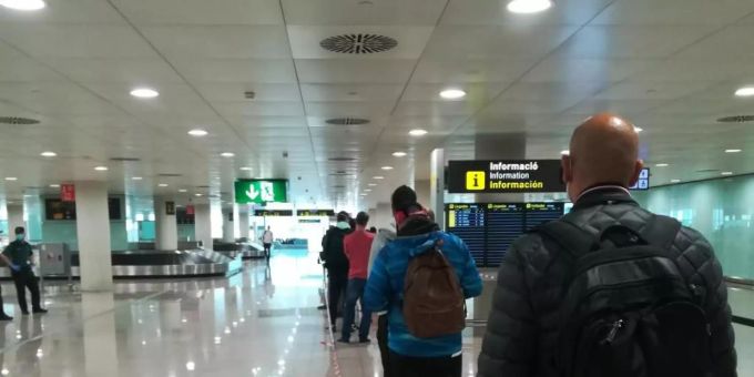 In einer langen Schlange stehen Einreisende aus dem Ausland im Terminal 1 des Flughafens in Barcelona vor der Gesundheitskontrolle zur Temperaturmessung an. Foto: Jan-Uwe Ronneburger/dpa In einer langen Schlange stehen Einreisende aus dem Ausland im Terminal 1 des Flughafens in Barcelona vor der Gesundheitskontrolle zur Temperaturmessung an. Foto: Jan-Uwe Ronneburger/dpa