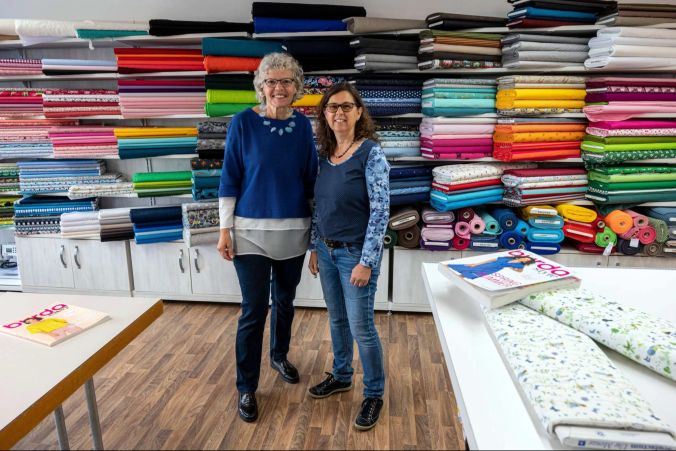 Brigitte Wyttenbach und Daniela Kämpfen in ihrem "derStoffladen"