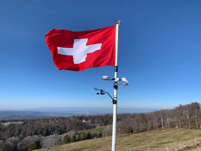 Der Fahnenmast von Goran Nedic mit der neuen Wetterstation. Wetterstation Vogelberg Mümliswil