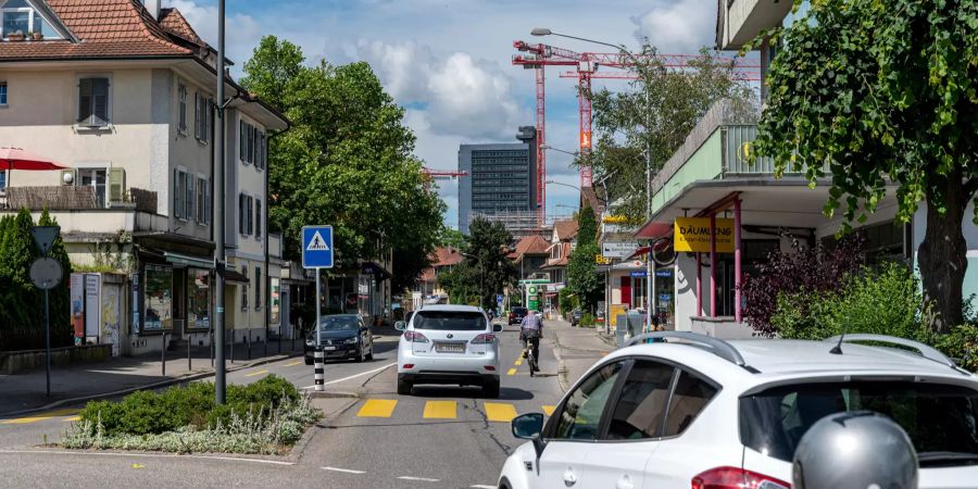 Bernstrasse Richtung Bern in Ostermundigen. Hinten das «Swisscom» Hochhaus.