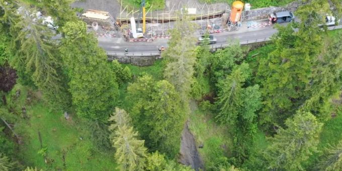 Langwies GR - Mann springt Stützmauer hinunter