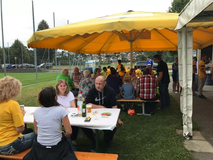 Vor den Spielen verpflegen sich die treuen Fans und Zuschauer im Kiosk. FC Däniken Gretzenbach