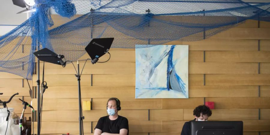 An der diesjährigen Online-Ausgabe der Solothurner Literaturtage haben Licht- und Tontechniker eine zentrale Aufgabe. So auch im Hintergrund des Lifestreams von «Skriptor Lyrik» am Samstag: Lyrikerin Ruth Loosli stellte unveröffentlichte Gedichte zur Debatte.