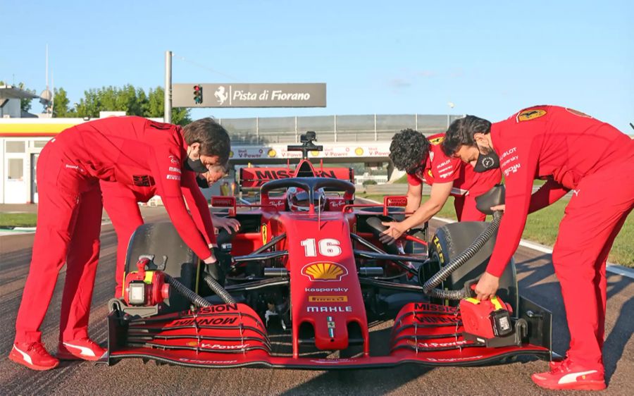 Charles Leclerc im Ferrari SF1000 auf der Ferrari-eigenen Teststrecke Fiorano.