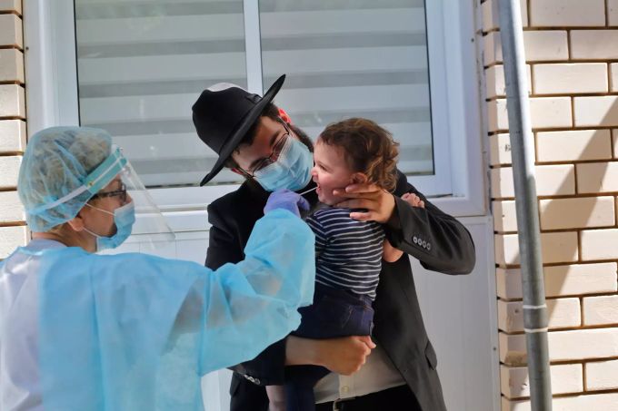 Eine medizinische Mitarbeiterin nimmt an einem Teststand in der zentralisraelischen Stadt Cholon von einem Kind einen Abstrich. Coronavirus - Israel