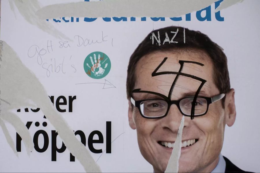 Wahlplakat roger köppel hakenkreuz