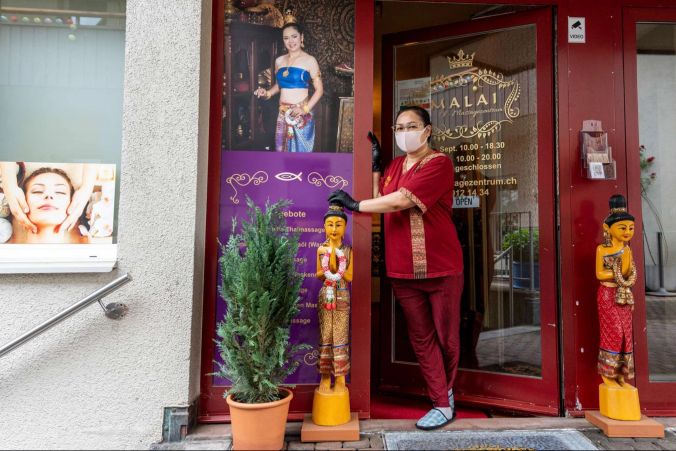Kallayanee Gerber-Chaimongkhol vor ihrem Malai-Massagezentrum