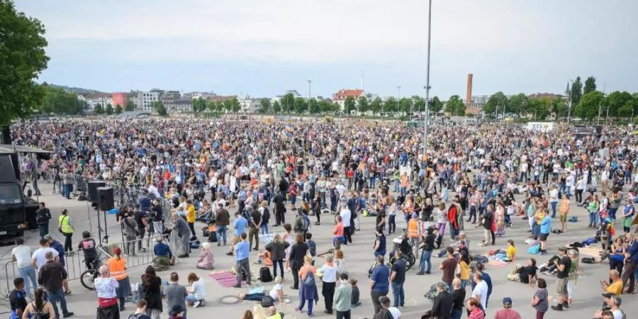 Auch in Stuttgart werden wieder Proteste gegen die Corona-Regeln erwartet. Foto: Sebastian Gollnow/dpa