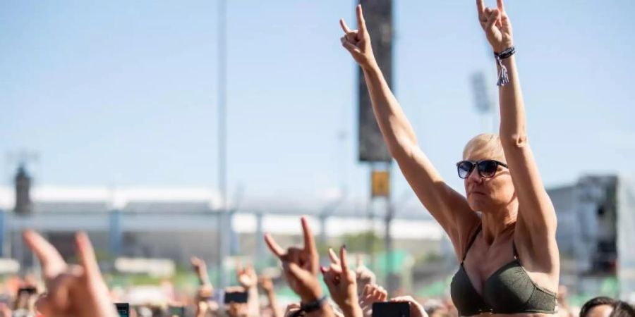 Besucher von «Rock im Park» feiern im Jahr 2019. Foto: Daniel Karmann/dpa