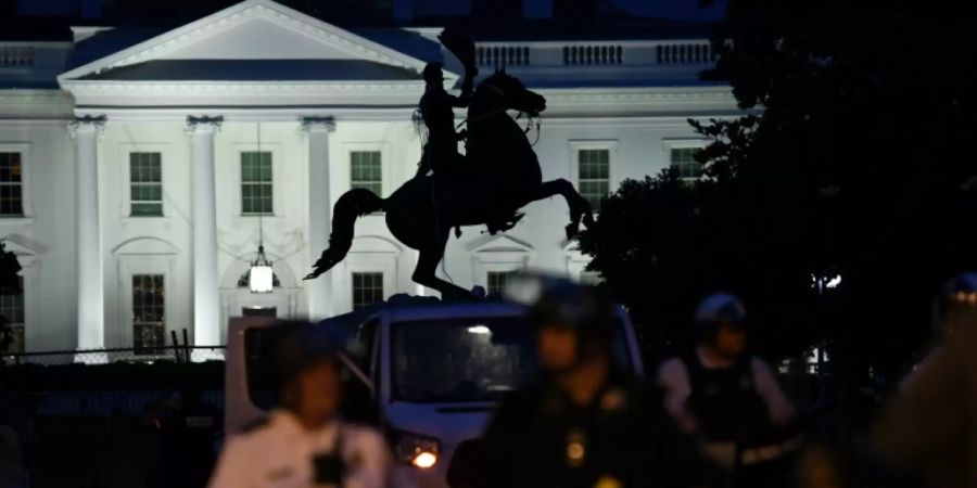 Polizisten bewachen die Jackson-Statue vor dem Weissen Haus