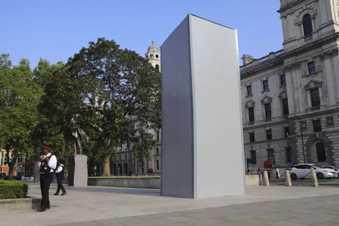 In London wurden verschiedene Statuen eingepackt, um sie vor Vandalen zu schützen, wie hier die von Winston Churchill. Churchill demonstration