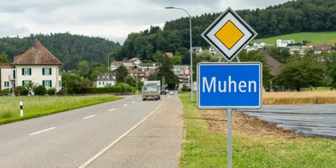 Das Ortsschild von Muhen. suhre