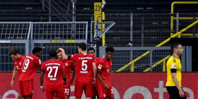 Die Bayern-Spieler feiern in Dortmund den Matchwinner Joshua Kimmich (M). Foto: Federico Gambarini/dpa-Pool/dpa Die Bayern-Spieler feiern in Dortmund den Matchwinner Joshua Kimmich (M). Foto: Federico Gambarini/dpa-Pool/dpa