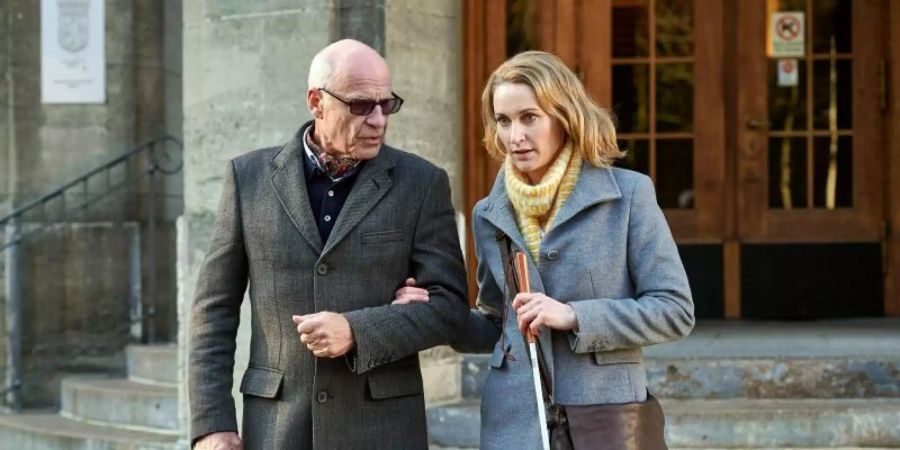 Die blinde Anwältin Romy Heiland (Christina Athenstädt) wird von ihrem Vater (Rüdiger Kuhlbrodt) in einem Fall unterstützt. Foto: ARD/Reiner Bajo/dpa