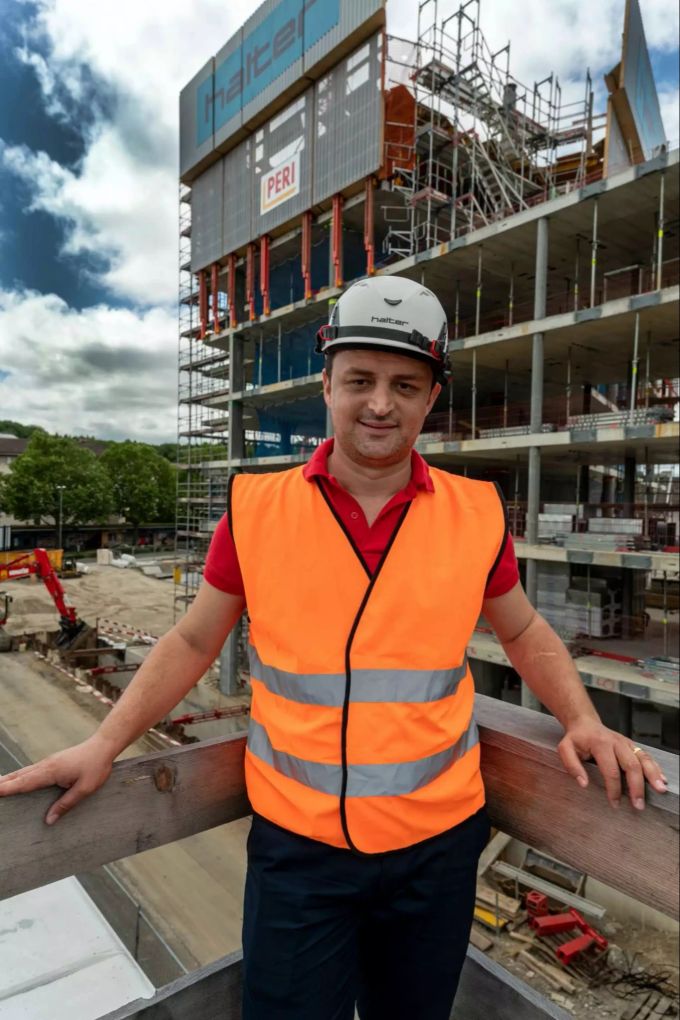 Agron Noshi, einer von sechs Projektleitern der Totalunternehmerin Halter AG. Bäre Tower