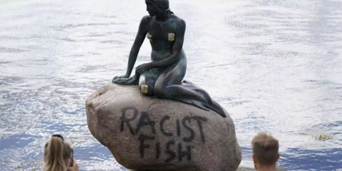 Kopenhagen - Stein der Kleinen Meerjungfrau in Kopenhagen beschmiert