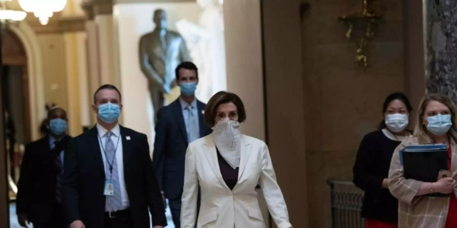 Die Vorsitzende des US-Repräsentantenhauses, Nancy Pelosi, mit Maske