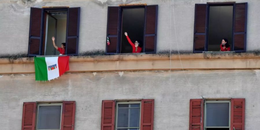 Italiener feiern am Fenster Tag der Befreiung