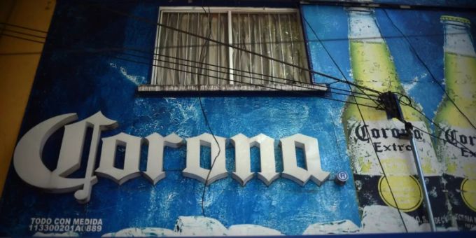 Werbung an einer Kneipe in Mexiko-Stadt Werbung an einer Kneipe in Mexiko-Stadt