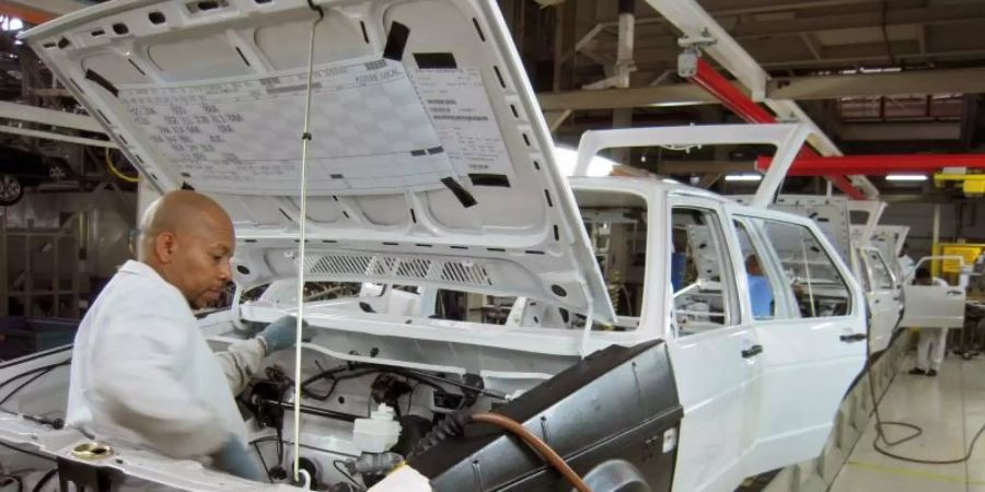 Ein Mitarbeiter montiert einen Golf Typ I im südafrikanischen VW-Werk bei Port Elizabeth. Die Fabrik wird in eine Corona-Klinik umgebaut. Foto: Ralf Krüger/dpa