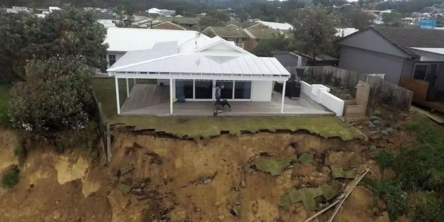Durch starke Brandung verursachte Küstenerosion an einem Strandabschnitt im Bundesstaat New South Wales. Foto: Darren Pateman/AAP/dpa