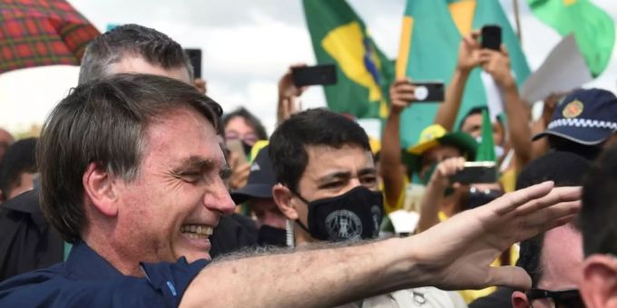 Brasiliens Präsident Jair Bolsonaro mit Anhängern Brasiliens Präsident Jair Bolsonaro mit Anhängern