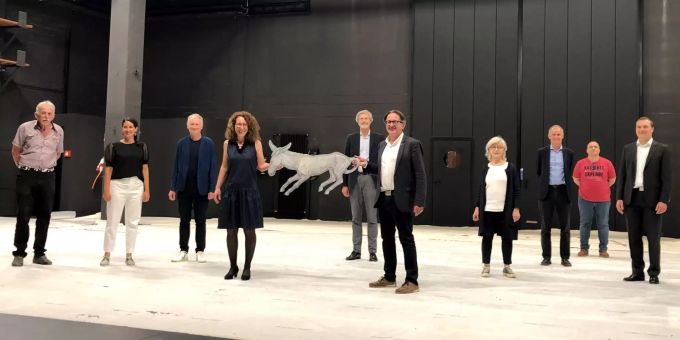 Louis Burgener, Technischer Direktor Kurtheater; Lara Albanesi, Verwaltungsdirektorin Kurtheater; Uwe Heinrichs, Künstlerischer Direktor Kurtheater; Antonia Stutz, Präsidentin Theaterstiftung Region Baden-Wettingen; Jarl Olesen, Leiter Planung und Bau Stadt Baden; Erich Obrist, Stadtrat; Elisabeth Boesch, Boesch Architekten; Adrian Humbel, Conarenco Bauherrentreuhand; Thomas Oeler, Jaeger Baumanagement, Bauleiter; Dalibor Malina, Hämmerle Partner, Generalplaner. (v.l.n.r.) Die beteiligten Personen bei der Schlüsselübergabe