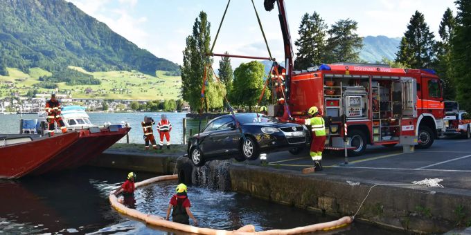 Einsatzkräfte holen das Auto aus dem Vierwaldstädtersee Auto