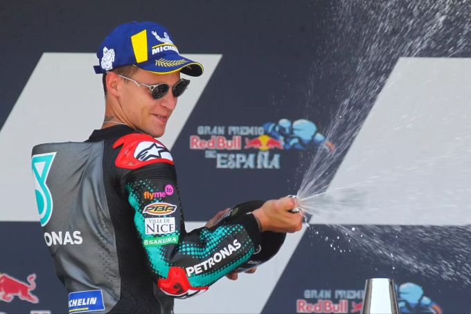 Fabio Quartararo aus Frankreich feiert auf dem Podest seinen ersten Sieg bei einem WM-Rennen. Fabio Quartararo