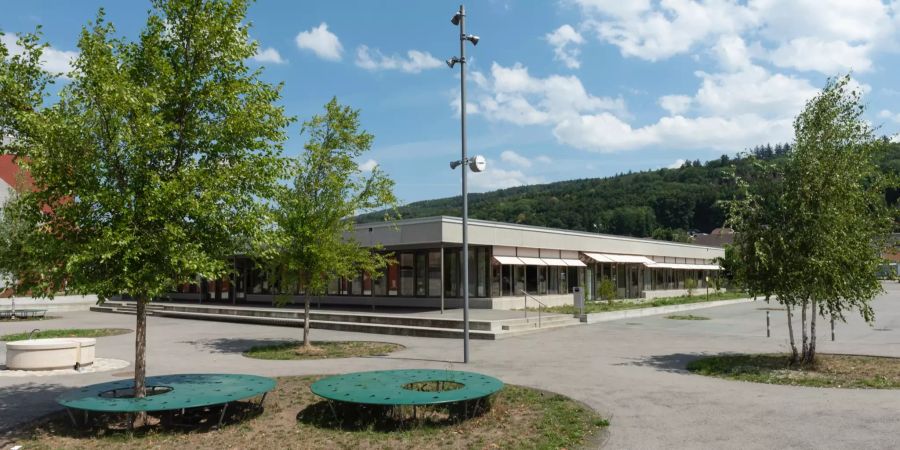 Schulhaus mit Turn-/Mehrzweckhalle in Kappel (SO).