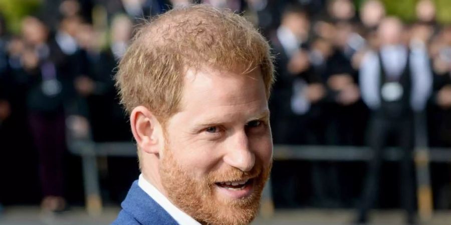Der britische Prinz Harry zeigt sich beeindruckt von der Aktion eines fast 100-jährigen Briten. Foto: Eamonn M. Mccormack/PA Wire/dpa