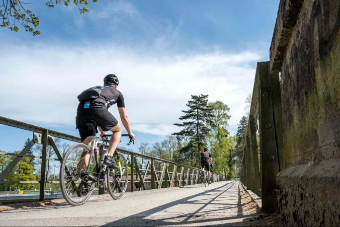 Velofahrer auf der Schützenbrücke über die Aare in Münsingen.
