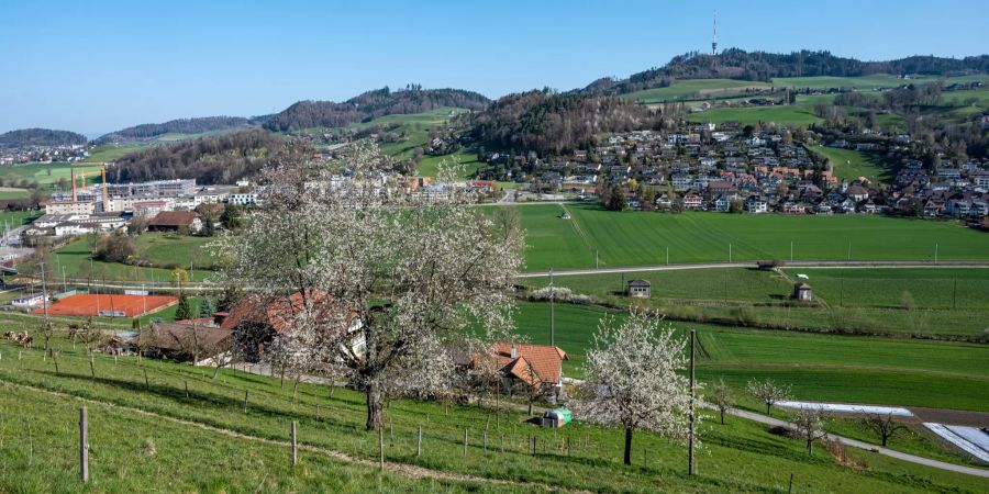 Stettlen mit Bernapark und dem Bantiger im Hintergrund.