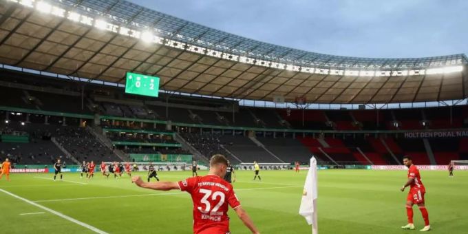 In Corona-Zeiten (fast) schon ein gewohntes Bild: Fussball vor leeren Rängen. Foto: Alexander Hassenstein/Getty Images Europe/Pool/dpa In Corona-Zeiten (fast) schon ein gewohntes Bild: Fussball vor leeren Rängen. Foto: Alexander Hassenstein/Getty Images Europe/Pool/dpa