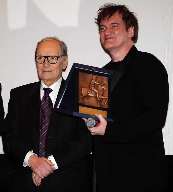 US-Regisseur Quentin Tarantino (r) steht neben dem italienischen Komponisten und Dirigenten Ennio Morricone. Ennio Morricone