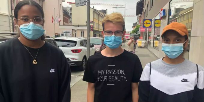 Die drei Jugendlichen fürchten sich vor heissen Temperaturen, weil dann die Masken sehr unangenehm zum Tragen seien. coronavirus