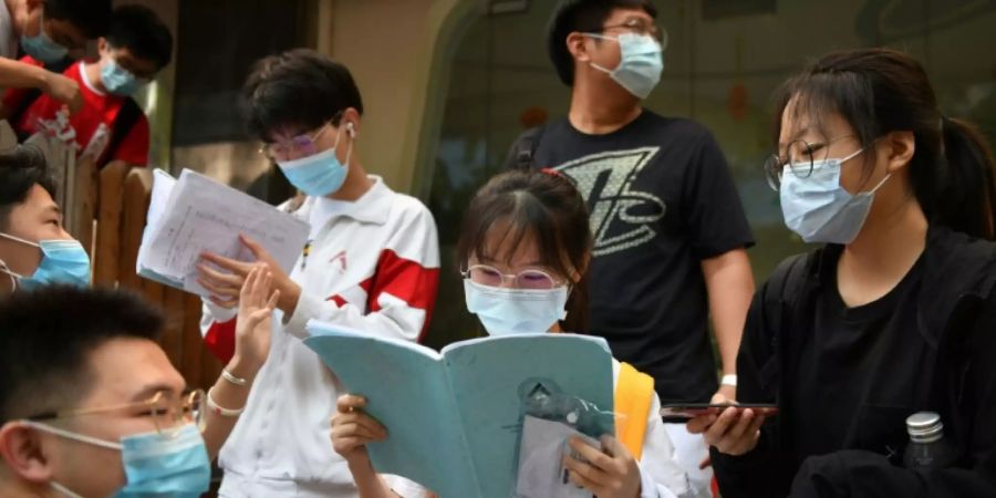 Examensteilnehmer
vor einer Schule in Peking