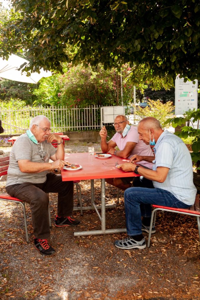 Ernst Wehrli, Carmine Abate und Thomas Parthier geniessen ihr Stück Kuchen an der frischen Luft